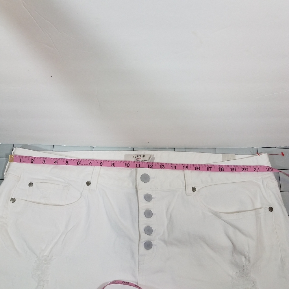 Torrid Button Fly Optic White Distressed Short 22 NWT - Picture 8 of 12